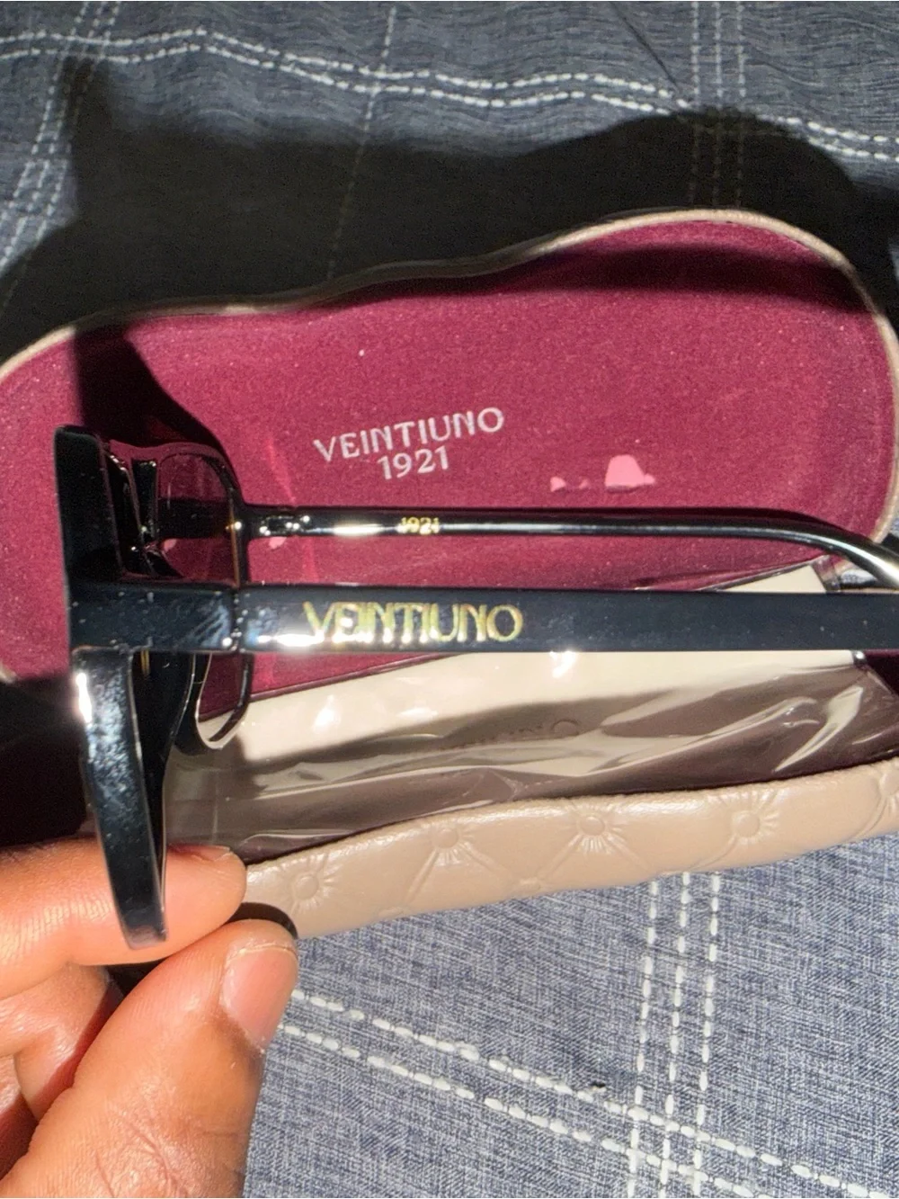 VEINTIUNO Black Sunglasses with Brown Gradient Lenses